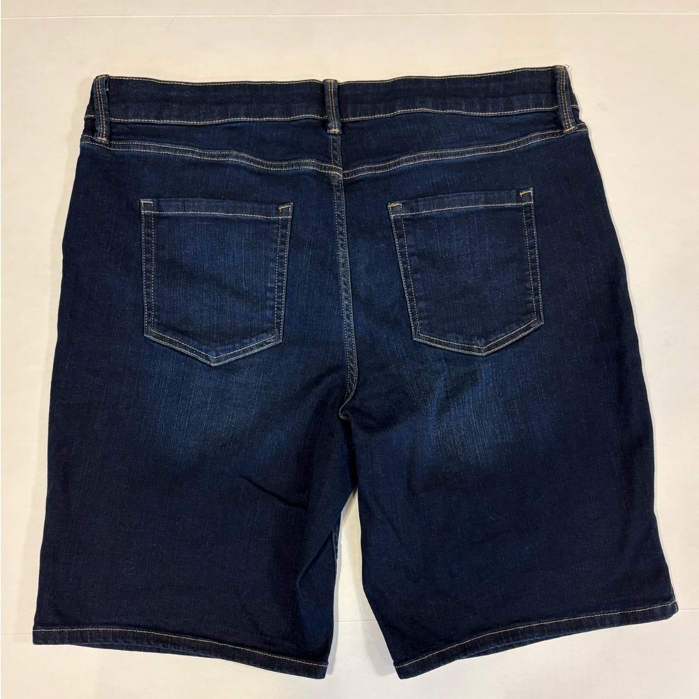 Liz Clairborne mid-rise dark wash denim jean shorts size 16 - Picture 2 of 5